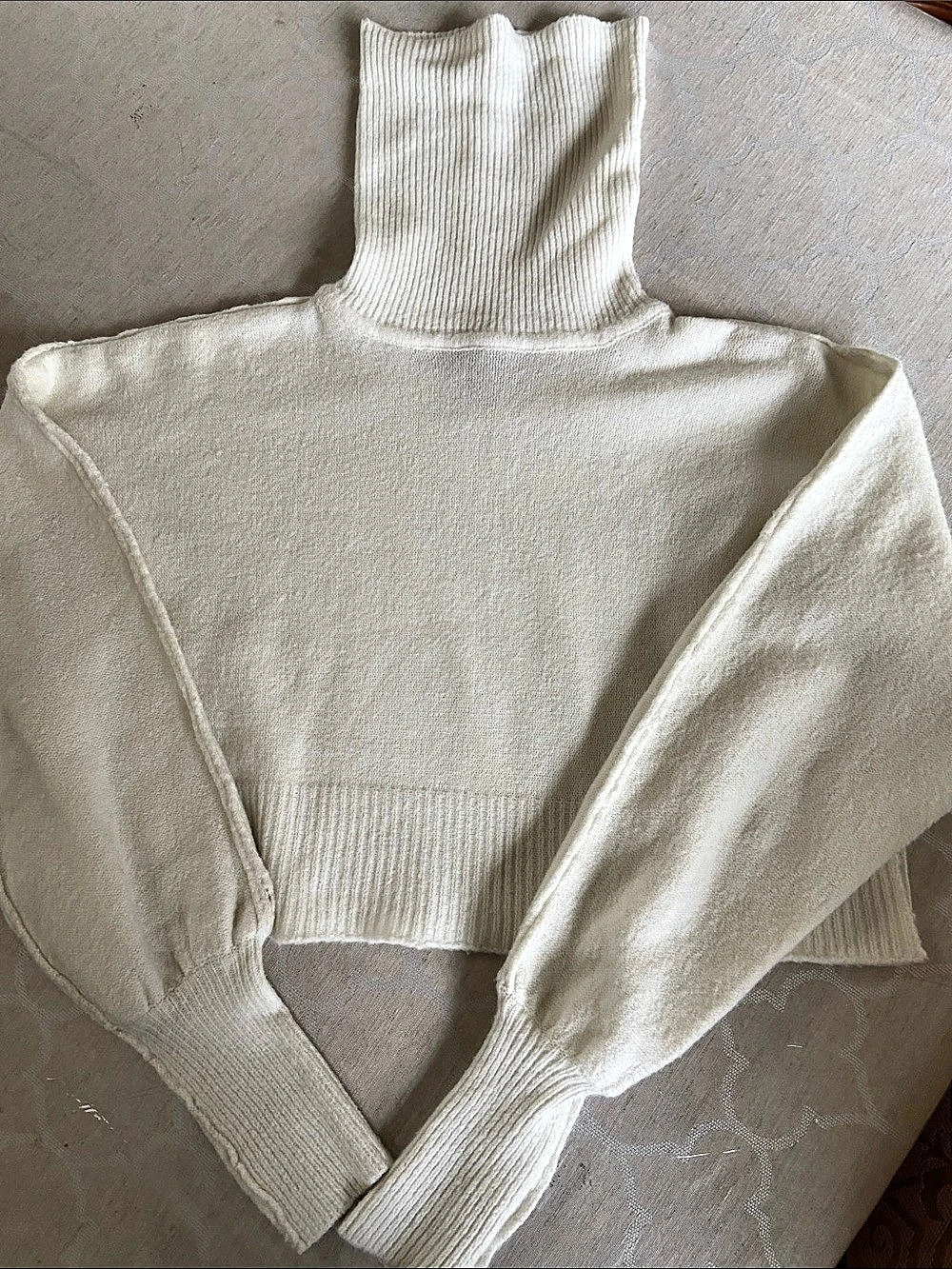 Urban Outfitters Cropped White Turtleneck Sweater Size XS Like New